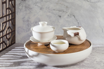 茶具放在桌子上