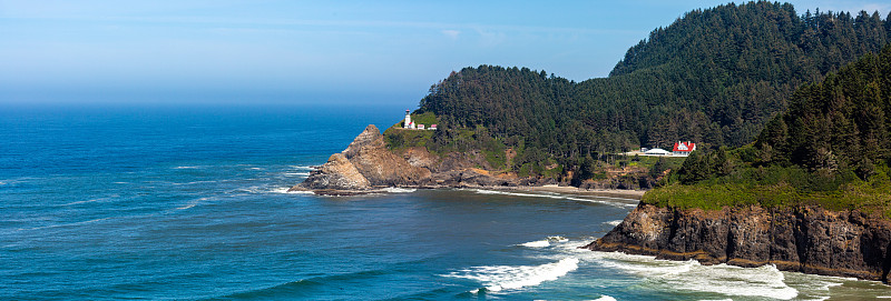 海卡塔头灯塔之间的游艇和俄勒冈佛罗伦斯在太平洋上，8月，全景