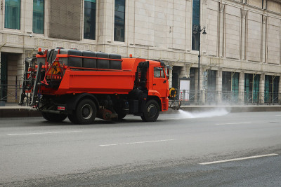 装满水桶的卡车，在街上洒水