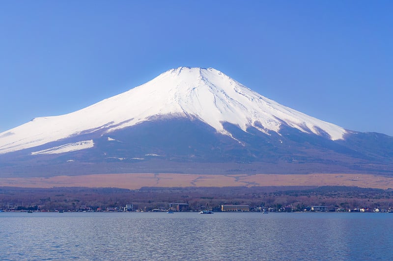 春天薄雾中的富士山