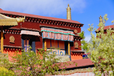 西藏拉萨大昭寺阳台红屋顶。1433