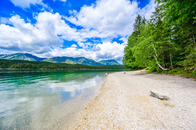 Eibsee湖的天堂海滩。位于德国巴伐利亚granainau的阿尔卑斯山脉——Garmisch Pa