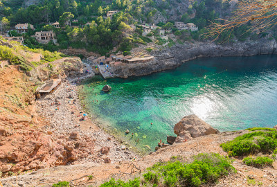 美丽的Cala Deia田园诗般的海湾海滩，马略卡岛，地中海西班牙