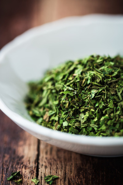 在一个小碗里晾干牧草叶子