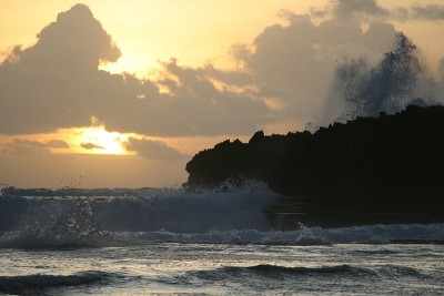 太阳升起，海浪拍打着尖锐的岩石