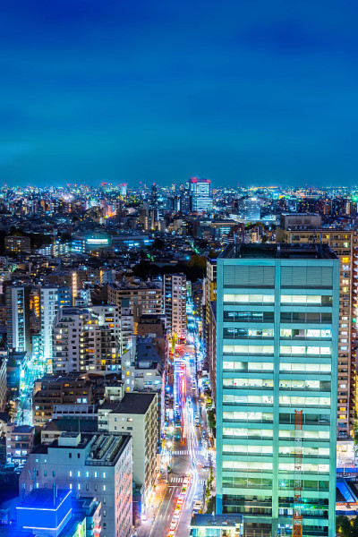 现代城市天际线空中夜景，东京，日本