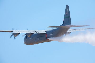 C-130J在消防空投中