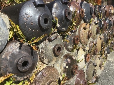 在东名市，一条被陶瓷烧酒瓶和陶制管子包围的通道叫做Dokanzaka