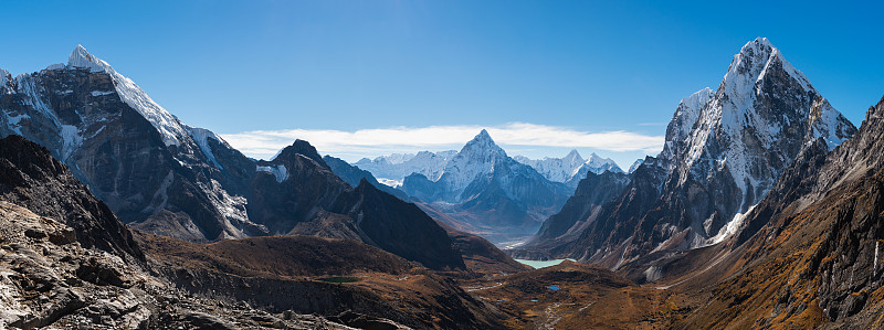 喜马拉雅山全景从乔拉山口，珠穆朗玛峰营地徒步旅行在尼泊尔