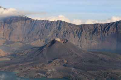 林贾尼火山口湖