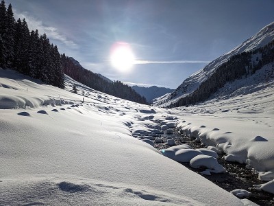 在令人印象深刻的降雪后，穿过达沃斯的迪什玛山谷的乡村斜坡