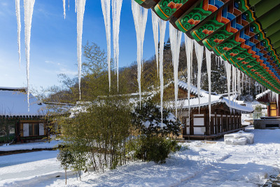 白雪覆盖的白江寺，冰柱悬挂在屋檐下，冬天的韩国风景。