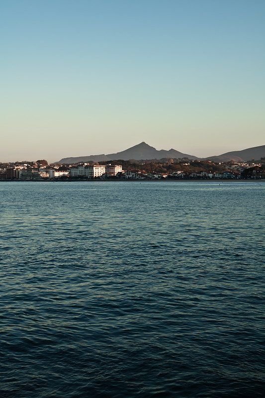 在大西洋海岸，巴斯克国家，法国，在日落拉伦山的风景海景