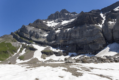 在凹痕杜米迪融化的雪(Lacs d'Antème, Champéry，瑞士)