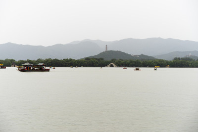颐和园昆明湖远处的玉峰塔