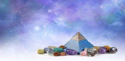 被放大治疗水晶包围的奥贡金字塔
