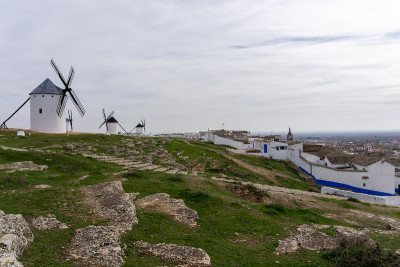 坎波·德克里普塔纳(Campo de Criptana)小镇上方的拉曼查(La Mancha)历史悠