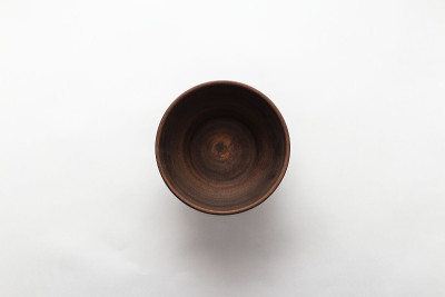 空的棕色盘子，白色背景，俯视图，平铺