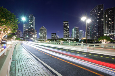 在Brickell key Drive与Brickell区天际线在迈阿密裸奔灯