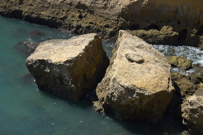 阿尔巴代拉海滩附近的拉戈阿海岸线的悬崖景观