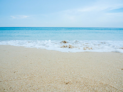 泰国普吉岛海滩上的蓝色海浪