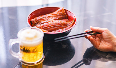 日本食物鳗鱼汤和啤酒
