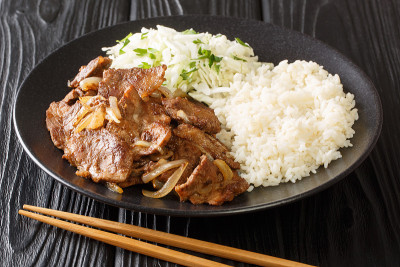 日本姜猪肉烧饼配以米饭和卷心菜。水平