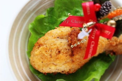 炸鸡和圣诞装饰的季节性节日食品