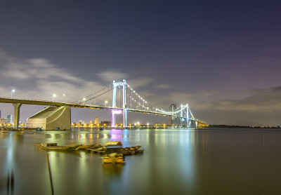 越南岘港:岘港众多标志性建筑之一的顺福大桥夜景。