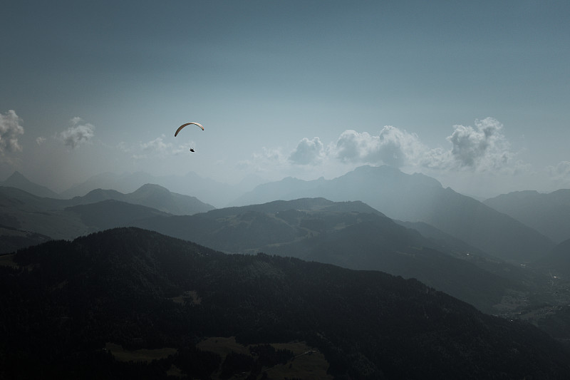 在山上滑翔飞行。Le Grand-Bornand、法国