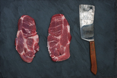 用剁肉刀切成的碎肉