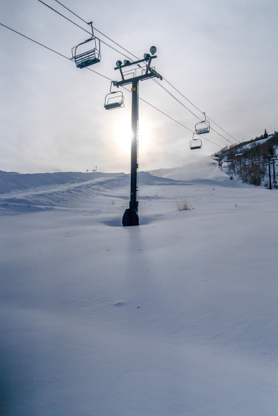 滑雪缆车和雪山上方是明亮的天空