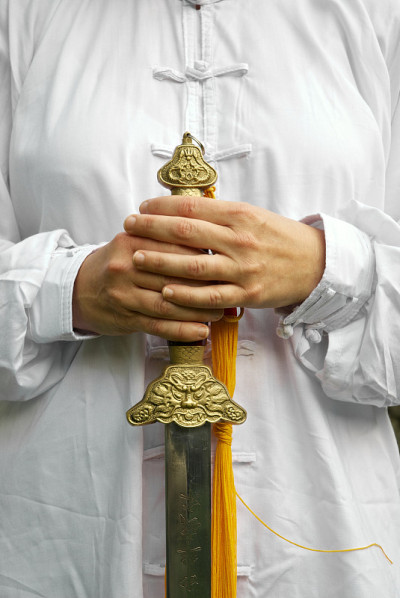 穿制服的女人在打太极拳
