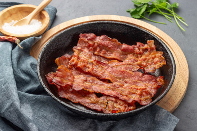 铁锅里的香酥培根。