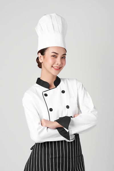 年轻漂亮的亚洲女厨师，白底，