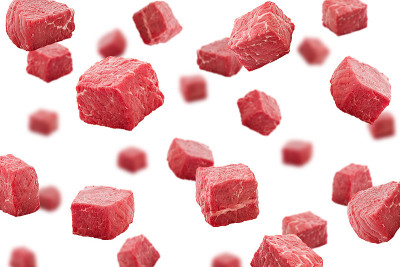 落肉，牛肉，方块，孤立在白色背景，选择性焦点