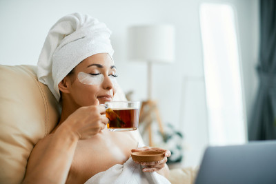 带着眼罩的美女在家里喝茶。