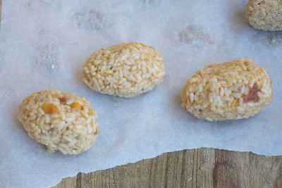 炒饭团或炸丸子