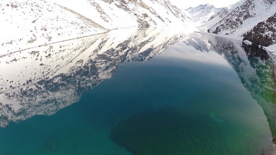 智利滑雪场的山脉和泻湖景观