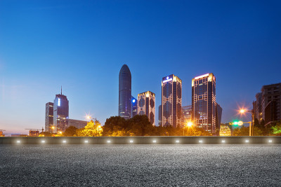 在黎明的蓝天下，空旷的道路和城市景观