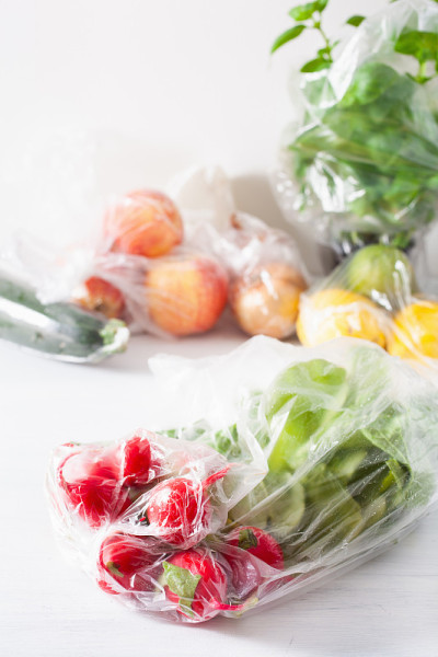 一次性塑料垃圾问题。水果和蔬菜装在塑料袋里