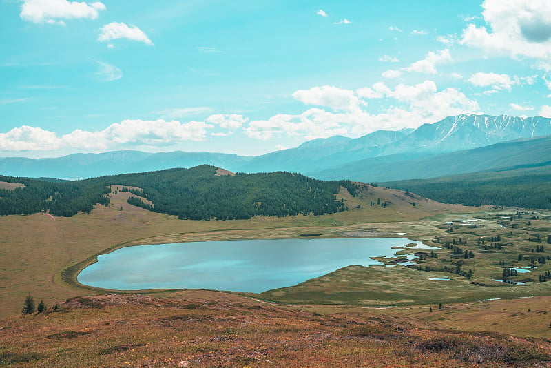 森林丘陵、雪山环抱的高原湖泊系统，是超现实的风景。高原湖泊群，风景优美。宽谷湖泊系统。超现实主义色彩