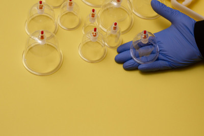 hijama jar。真空泵的黄色背景