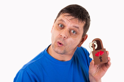 手里拿着一把巧克力爱心锁的男人