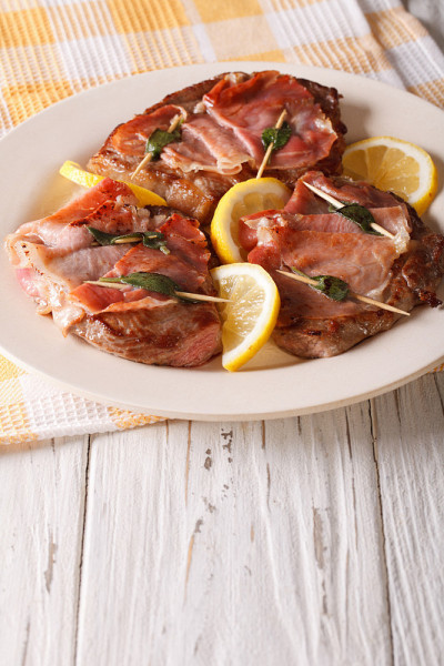 牛肉Saltimbocca鼠尾草和火腿特写。垂直