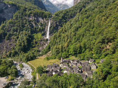 瑞士巴伐纳山谷的Foroglio村