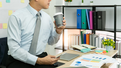 专业的商务人士手持在纸杯玻璃杯中喝新鲜的咖啡早上清爽的咖啡休息前工作会议电脑智能手机手机