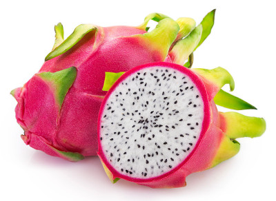 白色背景上的新鲜pitahaya。龙的水果。