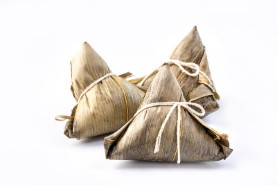 粽子，粽子——端午节著名食品的设计理念，拉近，剪断路径，剪断，孤立在白色的背景上
