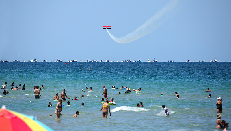 海滩游客欣赏大西洋和航空展